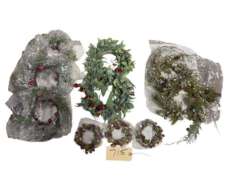 ASSORTMENT OF 10 CHRISTMAS CANDLE RINGS IN GREEN PLASTIC TUB image