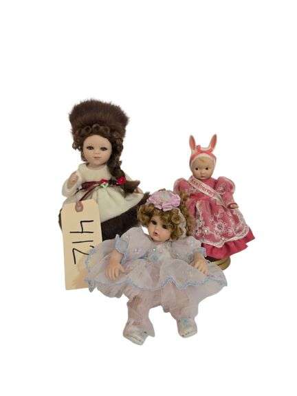 3 MARIE OSMOND TINY TOT DOLLS: #0381 APPROX. 5-1/2”, #256 APPROX. 7-1/2” W/ STAND, #29 APPROX. 10” ON STAND image