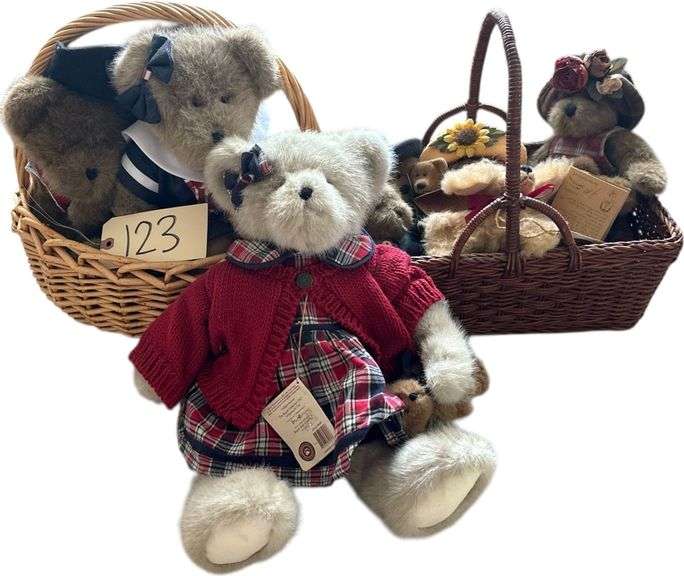 TWO SMALL BASKETS FULL OF BOYDS BEARS (10 OF THEM) PLUS A LARGER SEPARATE BOYDS BEAR image