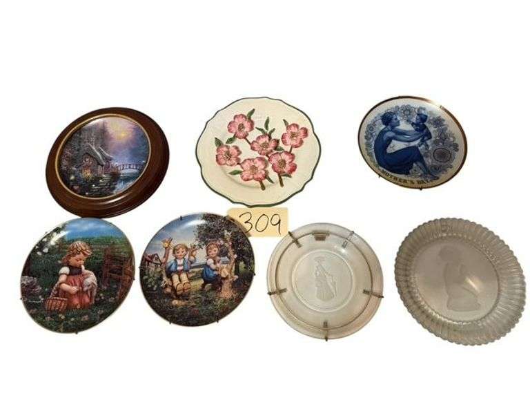 LOT OF 7 COLLECTORS PLATES - THOMAS KINKADE: FALLBROOKE COTTAGE, 2 DANBURY MINT: M.J. HUMMEL: FAVORITE PET AND APPLE TREE BOY AND GIRL, SANTA CLARA MOTHER'S DAY, PRAYING CHILD CLEAR PLATE, LADY WITH A PARASOL CLEAR PLATE image