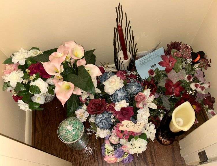 CLOSET FLOOR LOT: NICE FLORAL ARRANGEMENTS PLUS DECORATIVE ITEMS TO INCLUDE LIDDED GLASS JAR WITH TURQUOISE COLOR ACCENTS, BATTERY OPERATED CANDLE IN PETAL SHAPED BASE, ETC. image