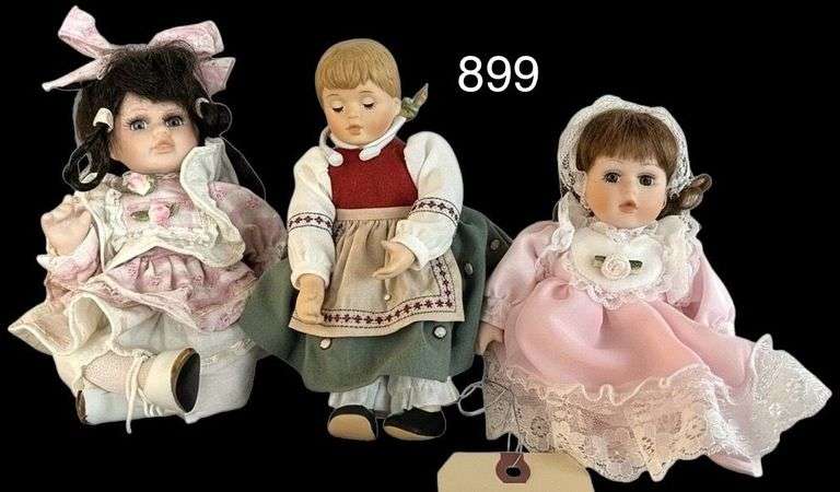 THREE SMALL PORCELAIN DOLLS TO INCLUDE A BERTA HUMMEL DOLL ON STAND AND TWO UNMARKED DOLLS image