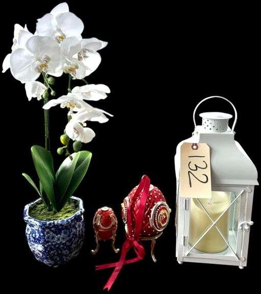 LOT OF ITEMS TO INCLUDE SORELLE EGG ON BRASS TYPE LEGS, LARGER DECORATIVE EGG, FLORAL ARRANGEMENT IN BLUE PATTERN VASE, WHITE METAL LANTERN image