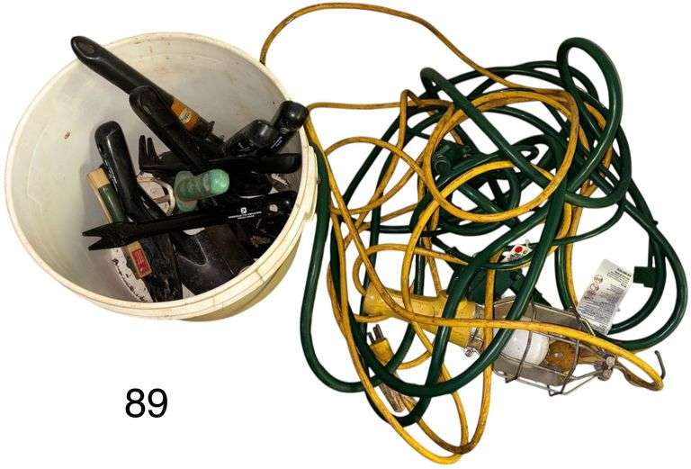 HANDHELD WORK LIGHT, EXTENSION CORD, SMALL ASSORTMENT OF HAND LAWN/GARDEN TOOLS IN 5-GALLON BUCKET image