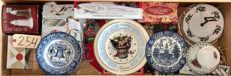 4 DECORATIVE PUMPKIN CANDLE HOLDERS, ASSORTED VINTAGE-STYLE CANDLE TAPERS, COLLECTOR PLATES FEATURING LIBERTY BELL AND INDEPENDENCE HALL, CHRISTMAS SERVING TROWEL, SALT AND PEPPER SHAKERS, AND OTHER ASSORTED ITEMS image