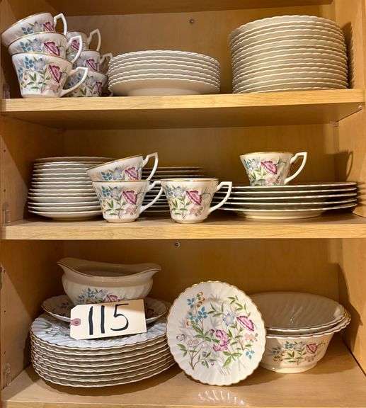 APPROX. 80 PIECES OF JEWEL TREE SYRACUSE CHINA TO INCLUDE CUPS, SAUCERS, DINNER PLATES, SALAD PLATES, GRAVY BOAT, SERVING BOWLS image