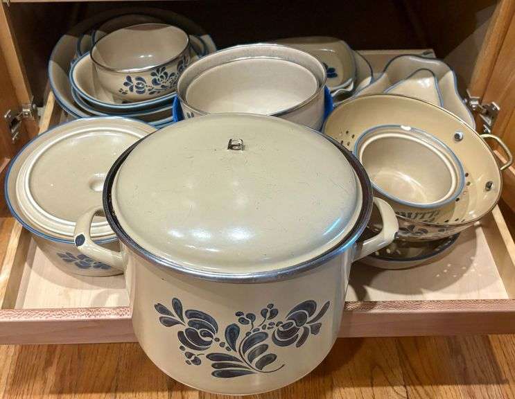 PFALTZGRAFF FOLK ART YORKTOWNE PATTERN ENAMELED STOCK POT WITH LID (LID HANDLE BROKEN/NO HANDLE), PFALTZGRAFF FOLK ART YORKTOWNE PATTERN COVERED CASSEROLE DISH, PFALTZGRAFF FOLK ART YORKTOWNE PATTERN MIXING BOWLS, PFALTZGRAFF FOLK ART YORKTOWNE PATTERN SERVING BOWLS, ETC. image