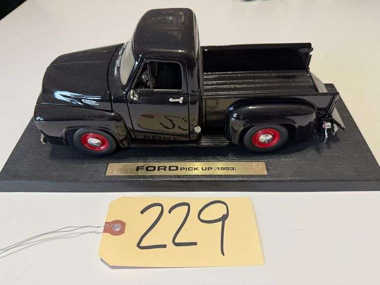 1953 FORD F100 V8 MODEL PICKUP TRUCK - APPEARS TO BE APPROX. 1:24 SCALE image