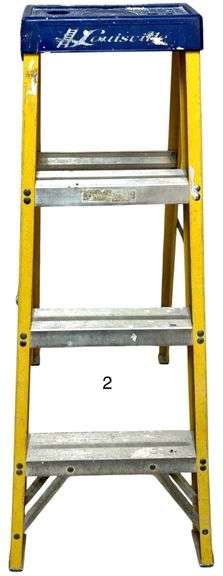 LOUISVILLE FIBERGLASS LADDER 3 STEPS - MODEL L3110 - 4 FEET TALL image