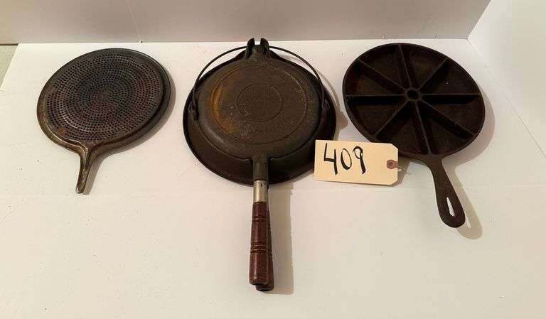 WAGNER WAFFLE MAKER PAT. SEPTEMBER 15, 1925 AND 8 INCH CORN BREAD IRON SKILLET image