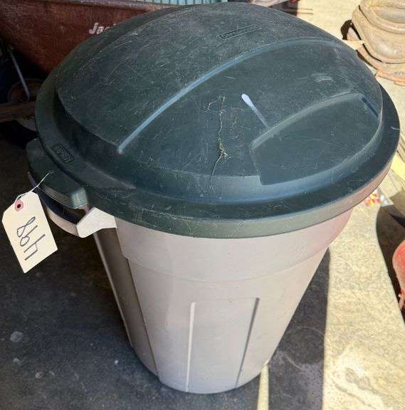 CORNERSTONE PLASTIC GARBAGE CAN WITH LID image