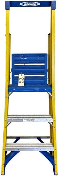 WERNER FIBERGLASS PODIUM LADDER - LADDER SIZE IS 3 FT, MAX REACH 9 FT, HIGHEST STANDING LEVEL 2 FT 10 INCHES image