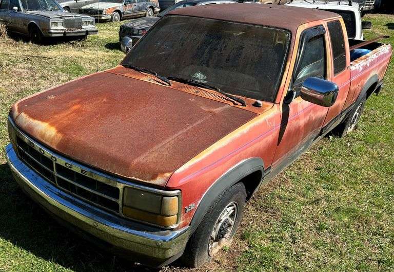 1992 DODGE DAKOTA - VIN: 1B7GL23Y7NS694961 - HAS KEY - V8 5.2L - ODOMETER READS 158,574. HAS TENNESSEE TITLE.