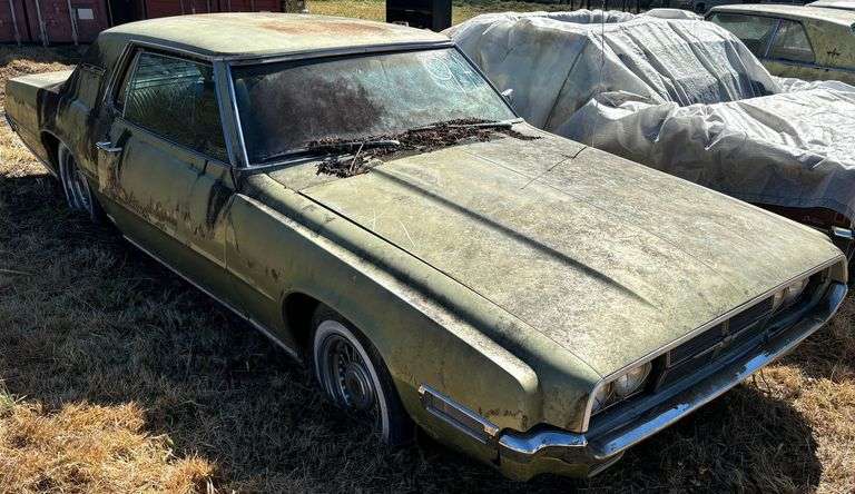 1969 FORD THUNDERBIRD - HAS KEY - HAS TENNESSEE TITLE. VIN: 9Y83N135366 - SOME DAMAGE ON REAR QUARTER PANEL (SEE PHOTO) 429 THUNDER JET ENGINE.