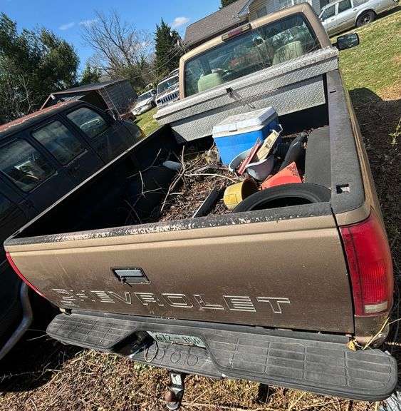 1997 CHEVROLET 2500 CHEYENNE - HAS TENNESSEE TITLE. VIN: 1GCGC24R6VZ232521 - 201,100 MILES - DIAMOND PLATE TOOL BOX