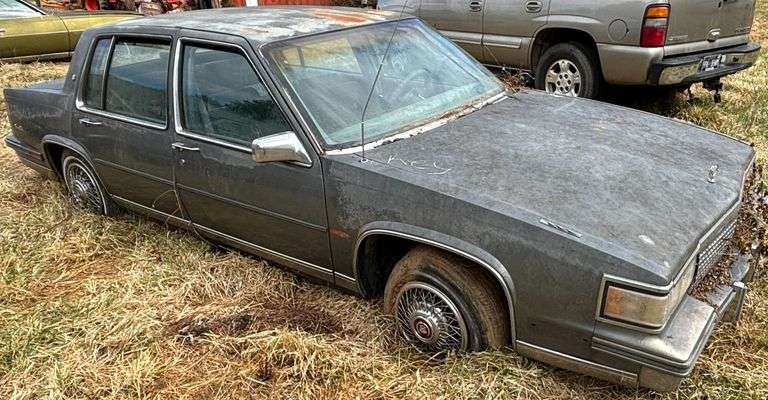 1987 CADILLAC SEDAN DEVILLE - 140,448 MILES - HAS TENNESSEE TITLE. VIN: 1G6CD518XH4305905 - HAS KEY