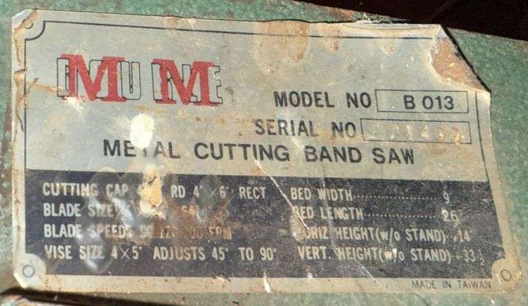INDUSTRIAL METAL CUTTING BAND SAW - WORKING