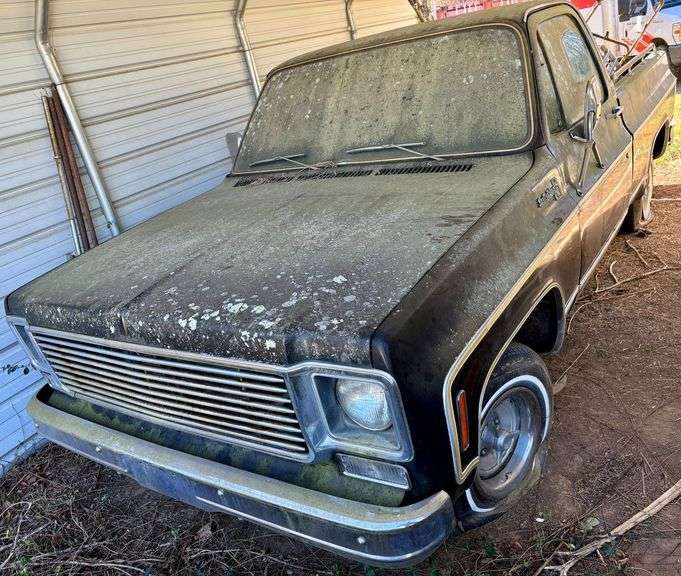 1977 CHEVROLET SCOTTSDALE 10 PICKUP TRUCK - HAS KEY - HAS TENNESSEE TITLE. ODOMETER READS 79,331.7 - VIN: CCU147A139962 - 305 ENGINE
