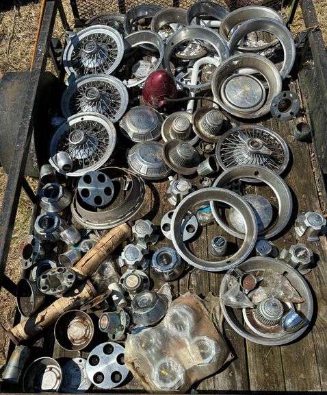 5’ X 8’ SINGLE AXLE TRAILER TO INCLUDE SET OF FORD THUNDERBIRD HUBCAPS, LINCOLN HUBCAPS, CHEVROLET HUBCAPS, BEAUTY RINGS, AND MORE (SEE SECOND PHOTO)