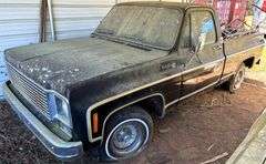 1977 CHEVROLET SCOTTSDALE 10 PICKUP TRUCK - HAS KEY - HAS TENNESSEE TITLE. ODOMETER READS 79,331.7 - VIN: CCU147A139962 - 305 ENGINE