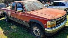 1992 DODGE DAKOTA - VIN: 1B7GL23Y7NS694961 - HAS KEY - V8 5.2L - ODOMETER READS 158,574. HAS TENNESSEE TITLE.