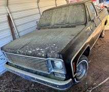 1977 CHEVROLET SCOTTSDALE 10 PICKUP TRUCK - HAS KEY - HAS TENNESSEE TITLE. ODOMETER READS 79,331.7 - VIN: CCU147A139962 - 305 ENGINE