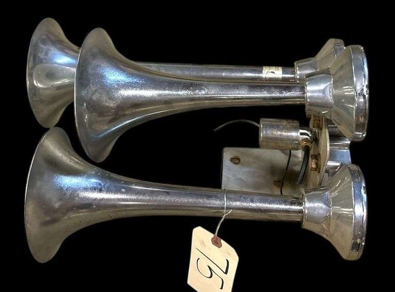 WOLO CHROME TRAIN HORN SET - TRIPLE TRUMPET AIR HORN SYSTEM WITH MOUNTING BRACKET AND VALVE ASSEMBLY