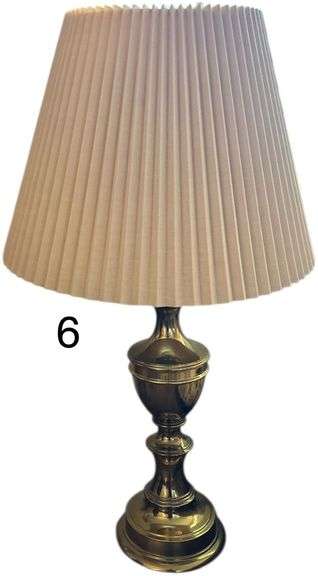 PAIR OF VINTAGE BRASS URN-STYLE TABLE LAMPS - ONE WORKING, ONE AS-FOUND