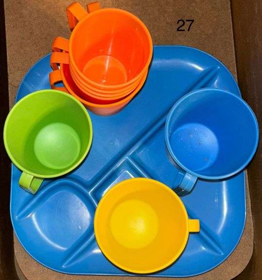 VINTAGE WOVEN PICNIC BASKET WITH FOUR PLASTIC PICNIC PLATES AND FOUR PLASTIC CUPS