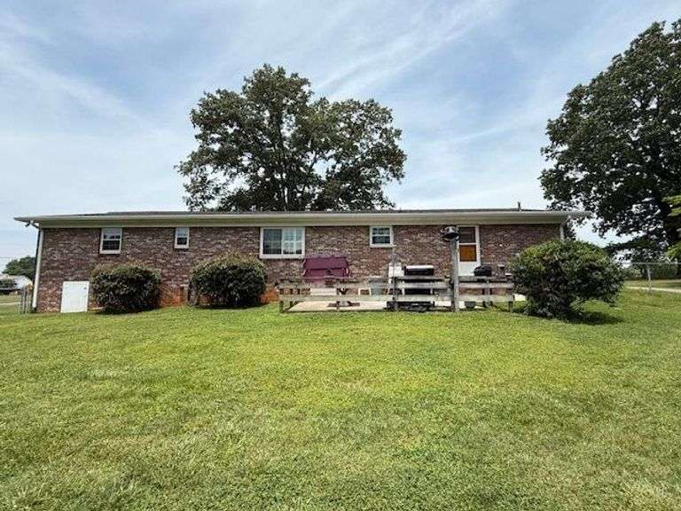 2734 Greenway Drive Maryville, TN 37803