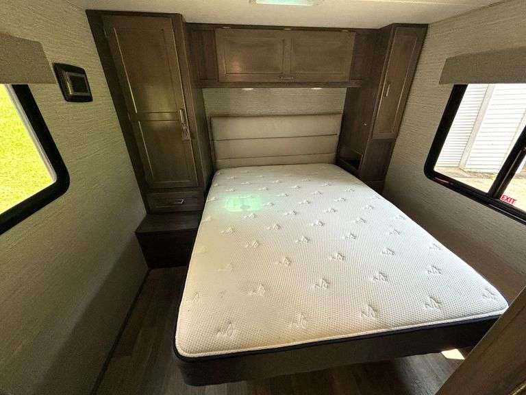 2020 "Mini Winnie" Winnebago Class C 33' Motorhome w/ approx. 16,100 miles - VIN: 1FDXE4FS4KDC20815