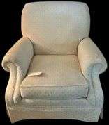 BROYHILL UPHOLSTERED ARMCHAIR