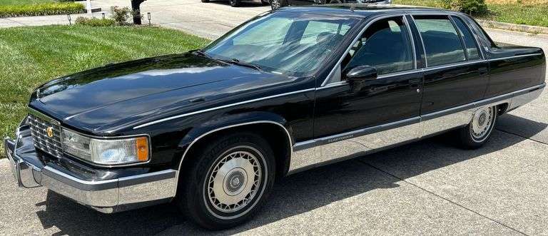 1994 CADILLAC FLEETWOOD SEDAN - EXCELLENT CONDITION - ODOMETER READS JUST UNDER 89,200 - VIN: 1G6DW52P6RR71974 - HAS TITLE image