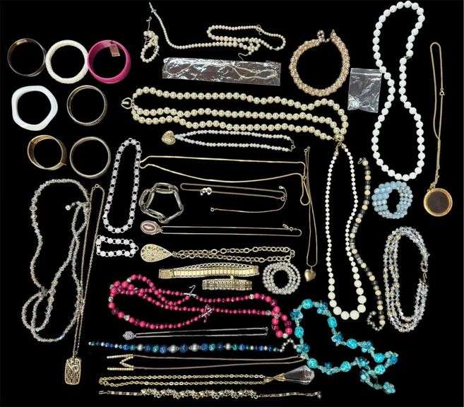 LOT OF FASHION/COSTUME JEWELRY TO INCLUDE NECKLACES, BRACELETS, BANGLE BRACELETS image