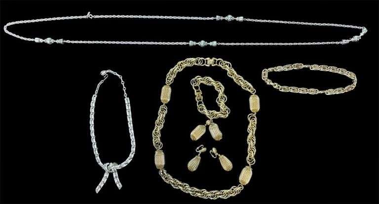 ANTIQUE/VINTAGE FASHION JEWELRY TO INCLUDE CORO MATCHING NECKLACE EARRINGS & BRACELET SET, CORO NECKLACE, LARGE MONET NECKLACE, MONET NECKLACE image