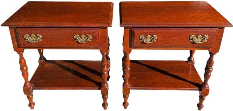 PAIR OF WOODEN AMERICAN DREW NIGHT STANDS - SMALL SCRATCH ON TOP OF ONE