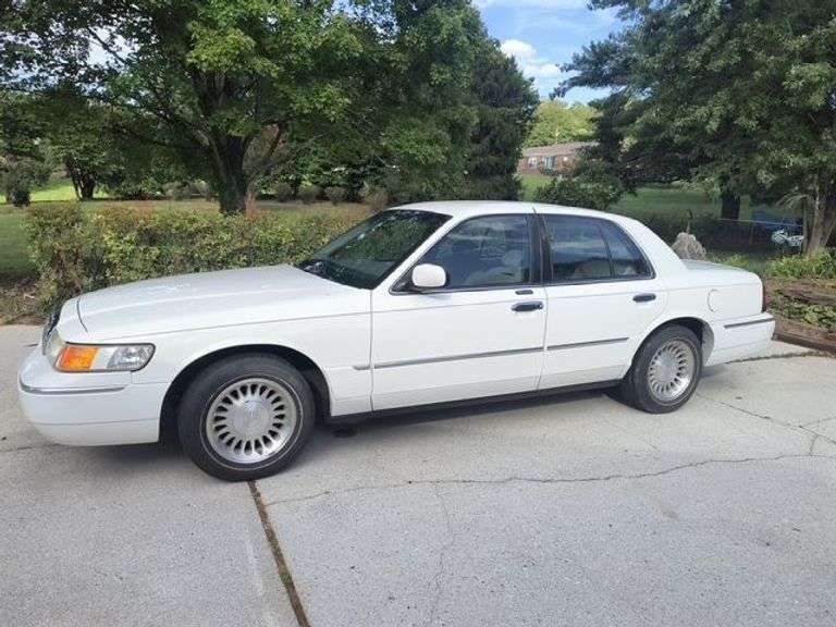 2001 MERCURY GRAND MARQUIS - LESS THAN 100,000 MILES! HAS TITLE - 4.6L v8 ENGINE - VIN: 2MEFM75W31X686010 image