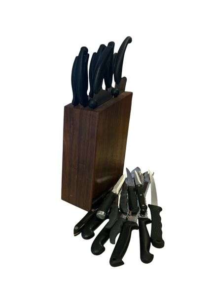 WOODEN KNIFE BLOCK W/ PARTIAL SET OF MIRACLE BLADE KNIVES AND OTHERS; OTHER ASSORTMENT OF KITCHEN KNIVES image