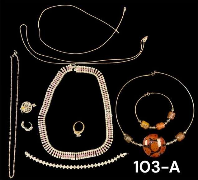 925 SILVER LOT: 5 NECKLACES, 2 BRACELETS, 1 GOLD COLOR RING, 2 ODD EARRINGS, SOME HAVE STONES, WEIGHT INCLUDING STONES IS 166.46 GRAMS/5.35 TROY OZ image