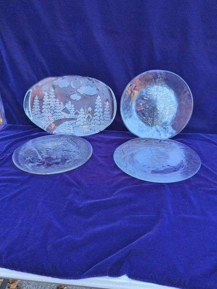 4 Christmas Plates image