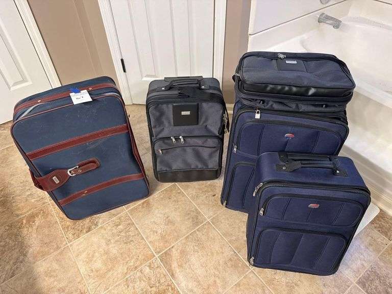 Lot of 4 Travel Suitcases - American Tourister