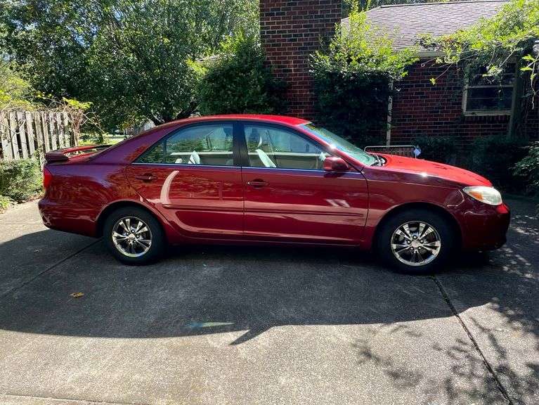2004 Toyota Camry LE Sedan - shows 105,438 miles image