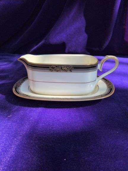 Nortaki Gravy Bowl and Plate image