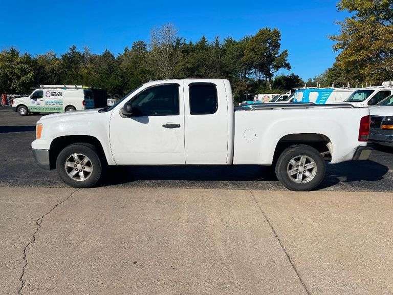 2013 GMC Sierra Extended Cab (4 door) Work Truck image