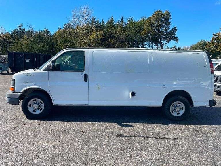 2009 Chevrolet Express 2500 Work Van - Odometer reads 31,793+/- miles - Engine overheats image