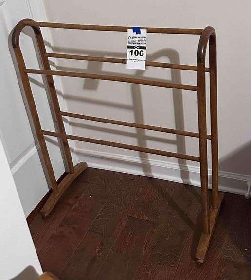 Winsome Eleanor Quilt Rack - Walnut image