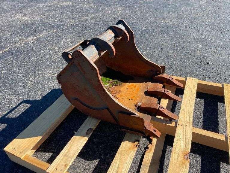 24" Excavator Bucket with Teeth image