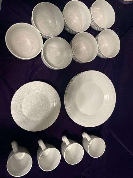 Miscellaneous Pieces Pfaltzgraff Sierra White - 3 Dinner Plates, 5 Sandwich Plates, 7 Bowls and 4 Cups image