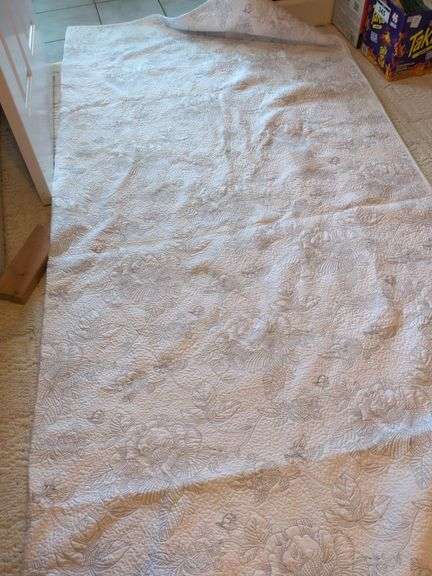 110 x 84 Bedspread and 2 Shams image