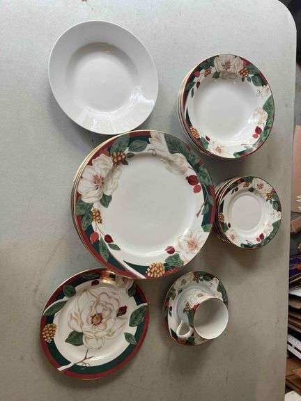 Tienshan - Magnolia Christmas Fine China - 6 Dinner Plates, 1 Sandwich Plate, 5 Dessert Bowls, 1 Cup, 6 Saucers and 1 White Dessert Bowl image